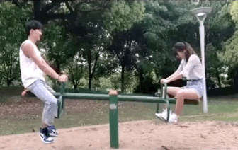 搞笑gif段子:你说这是老司机还是女司机?