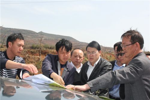 曲靖市工信委副主任王富荣一行到宣威市宝山镇考察