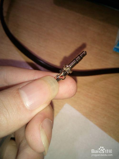 > 玩具  2 把耳机从断掉的地方剪断 3 把要焊接的地方剥出来,芯线是漆