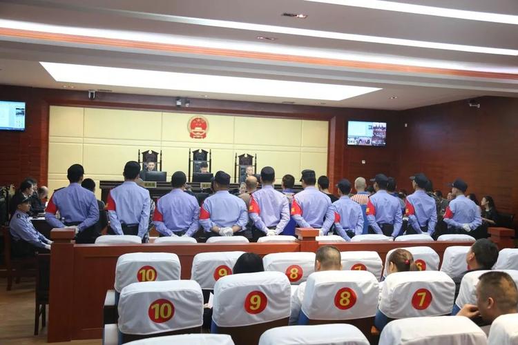 恐吓以及所谓的协商,谈判等手段,强买强卖,敲诈勒索,插手控制峡江县戈