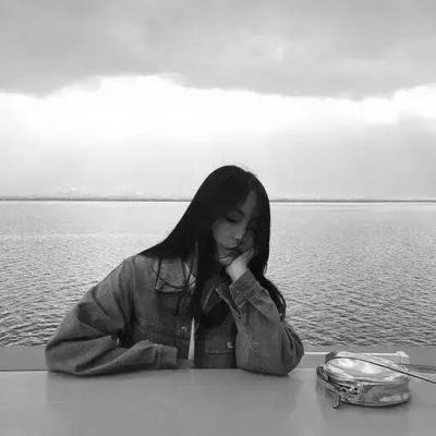 qq头像女生黑白伤感 失落伤感的高清黑白女生大图