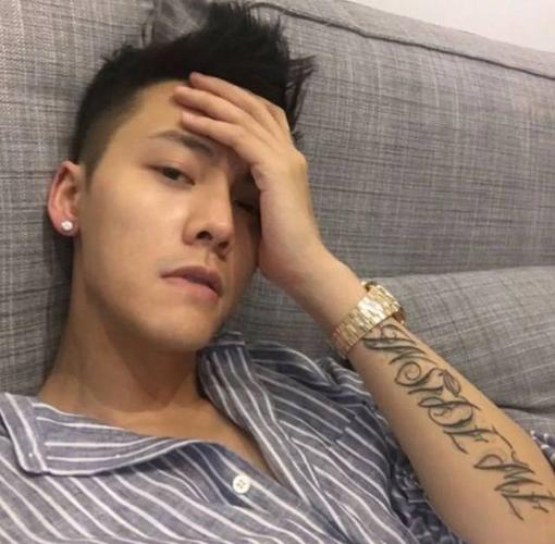 me 据说是想感谢陪他一路走来的粉丝们 胡歌身上有多处纹身 其中最