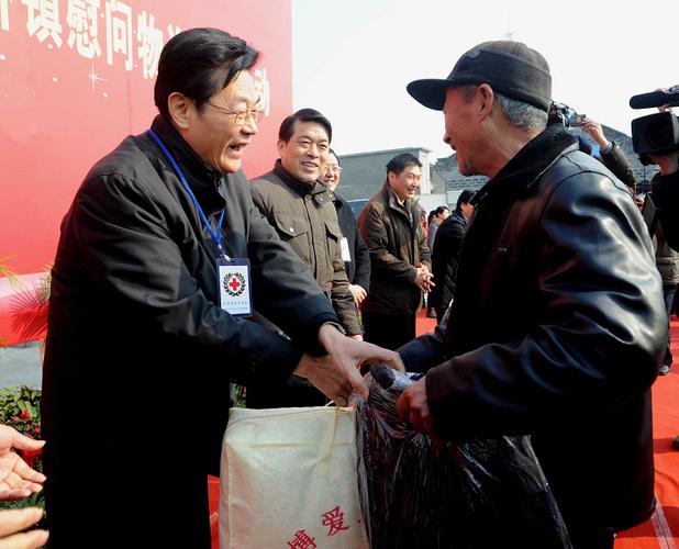 吴瑞林会长(左2)向南京金陵机动车检测有限公司董事长孙达华颁发