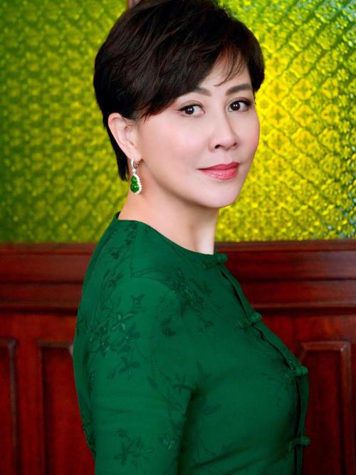 刘嘉玲5567岁了,短发配绿色的唐装套装亮相,尽显的