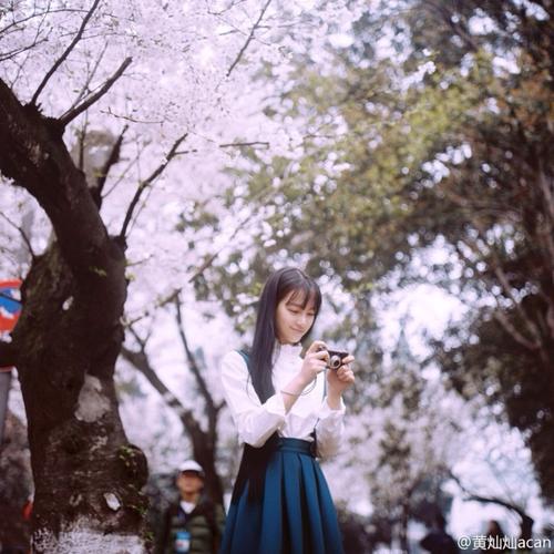 武大校花最新写真 制服诱惑变文艺女青年