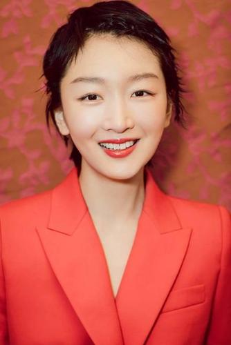 可是,小眼睛的周冬雨也成为了女明星.