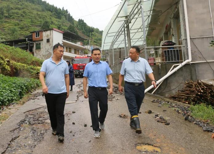 桐梓县委书记连夜调度桐梓县委副书记代理县长第一时间赴风水镇指导