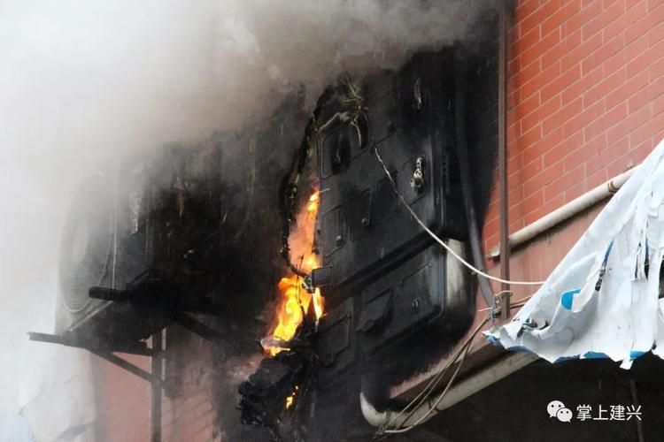 南部建兴镇昨日突发火灾,现场传出爆炸声_电箱
