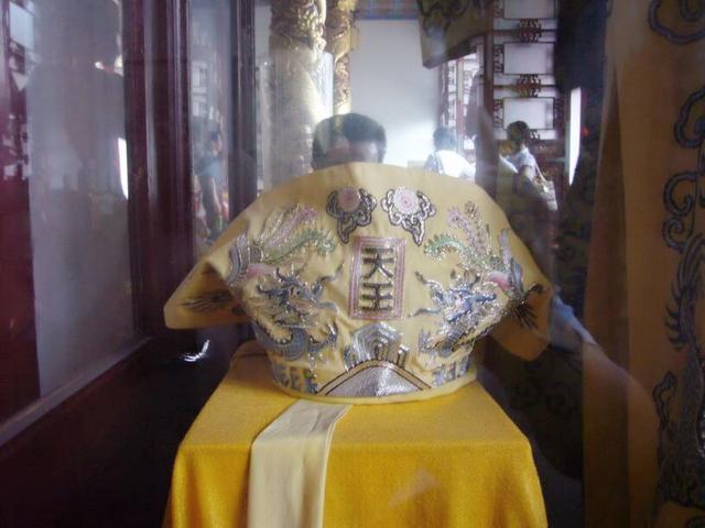 洪秀全的龙袍,整件龙袍金光灿灿,工艺精美,上面有9条五爪金龙,宽袍大