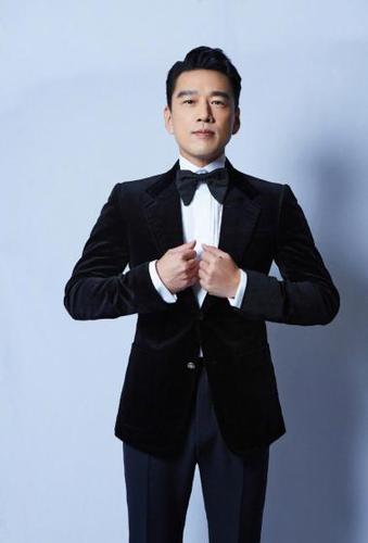 明星图片 大陆 男 王耀庆 > 王耀庆黑色西装帅气写真图片(2/6) 1/6 2