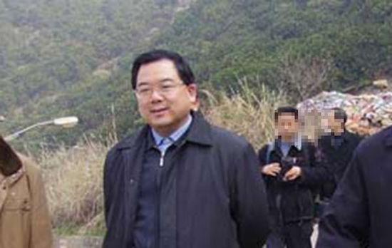 王松华,男,汉族,1961年3月出生于湖北当阳市,1981年7月参加工作,1983