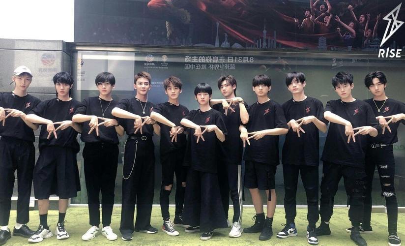 周震南要开创第1精神男团,r1se花手摇起,网友:土味路越走越远