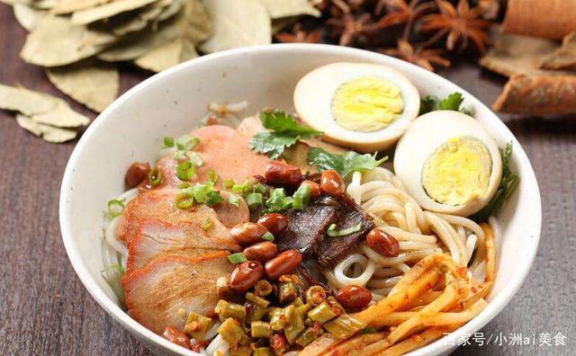 地道的桂林米粉还搭配着多种配菜,有锅烧肉(炸酥的五花肉),叉烧肉片