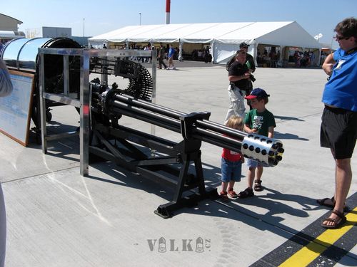 美军最威猛"复仇者"机炮比轿车还大