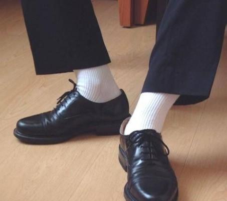 原文地址:军用皮鞋 白袜; 哈哈,诱人的黑皮鞋白袜子再次来袭