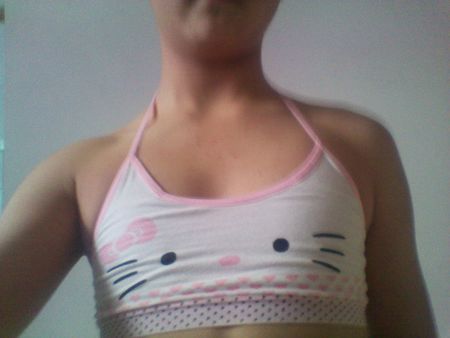 求几张真人穿小背心图片