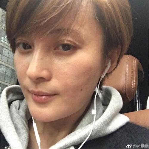 41岁蒋勤勤素颜照太真实了 这些女星一看就是在装年轻