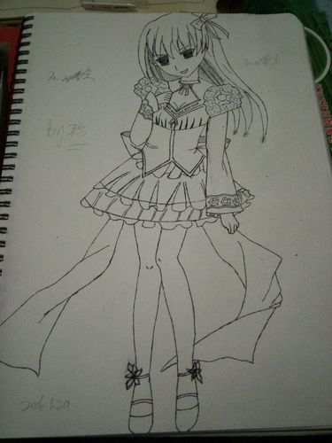 今天画了一幅画,由于衣服是自己想的,所以不好看,有什么其他不足的