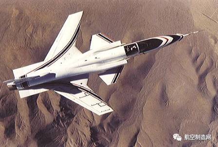 谁说飞机机翼一定是平直的