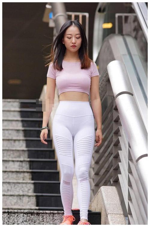 街拍美女:一大早就出来晨练的小姐姐紧身裤穿出迷人身形