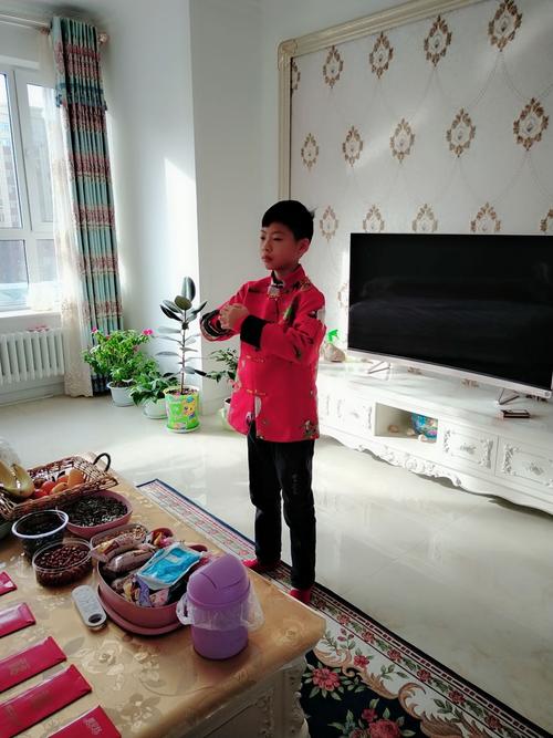 这表示长辈对晚辈的祝福.你看,我也在给姥姥 姥爷拜年呢!