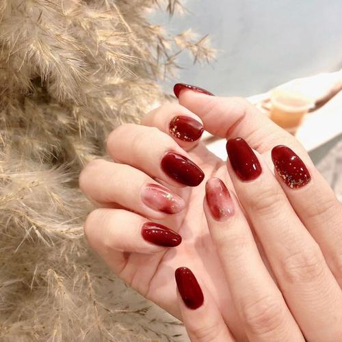 圆形新娘红色晕染显白新年美甲图片