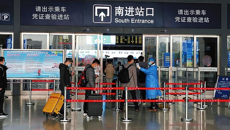 在南宁东站,旅客进站前要先进行体温检测,再过安检进站 记者程勇可摄