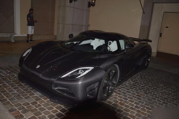 全碳纤黑柯尼塞格agera r