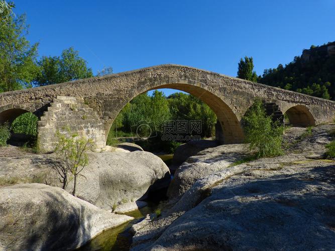 蓝天下的石拱桥