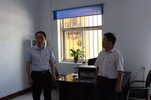 县委副书记牛占贵,县委常委,县委办公室主任王乃春前往各科室查看建设