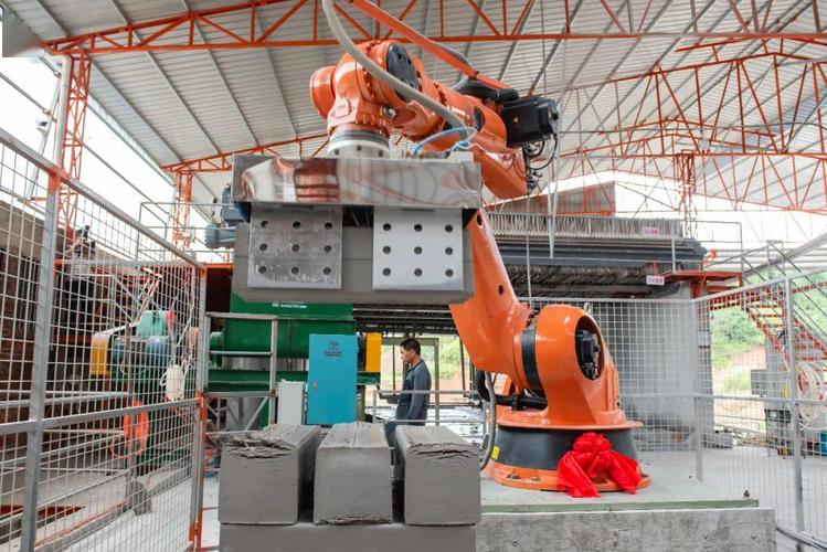 机械手在搬运55公斤的泥块