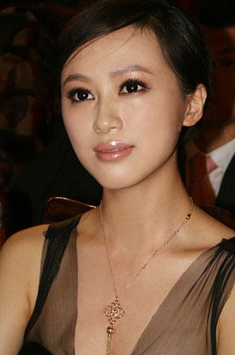 图文:戴菲菲杂志拍封面照 低胸衫彰显妩媚
