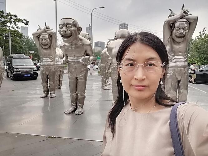 今日美术馆门口的雕塑,岳敏君,打哈哈的国人