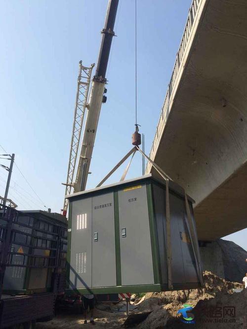 新建郑州机场城际铁路电力首台箱式变电站吊装就位