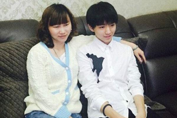 照片中和王俊凯并排站在一起的男人并不是小凯的父亲,大家可不要弄