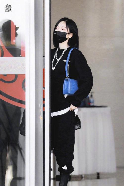 第一次见吴宣仪短发造型黑色也太青春了像女学生欸