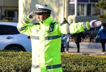 "警察叔叔,您辛苦了",小学生送副手套,交警很暖心