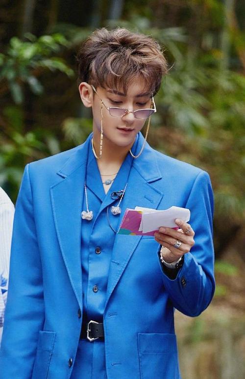 黄子韬创造营造型,宝石蓝西装搭金丝边链条眼镜,妥妥