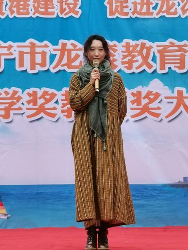 著名励志文学作家童沐恩颁奖发言,签名赠书.