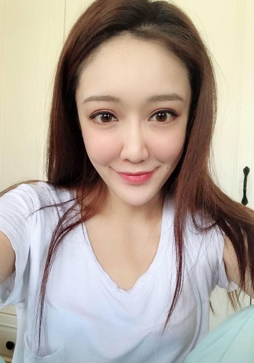 她其实是一位星二代—申奥,她自己本身也是戏剧学院毕业的演员