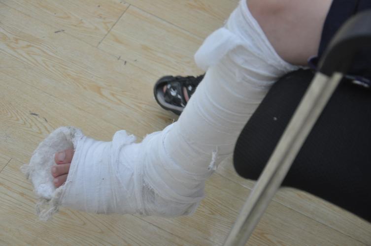 脚上打了石膏依然来学习的孩子,你值得拥有