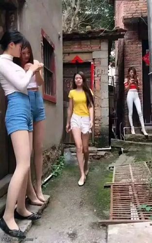欢乐大都会搞笑图片美女衣服确定买的不是购物袋