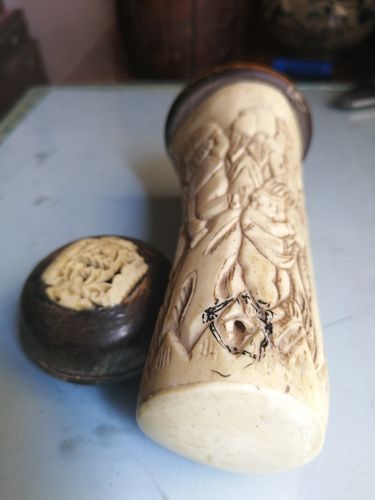 特征:凤眼,蝌蚪纹,当用灯光照射下白骨变成血红色,这是虎骨的特征虎死