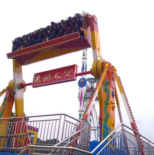 展开全部 遨游太空游乐设备