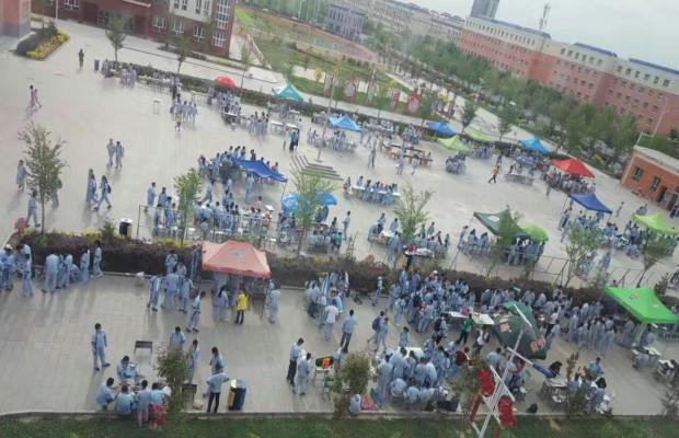 博乐市第九中学开展第一届"美食节及跳蚤市场"义卖活动