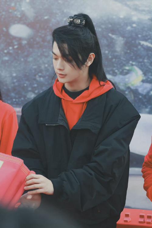 许凯雪鹰领主古装造型路透