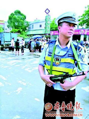 广州交警夜间及高速执勤配枪引争议 回应非新规