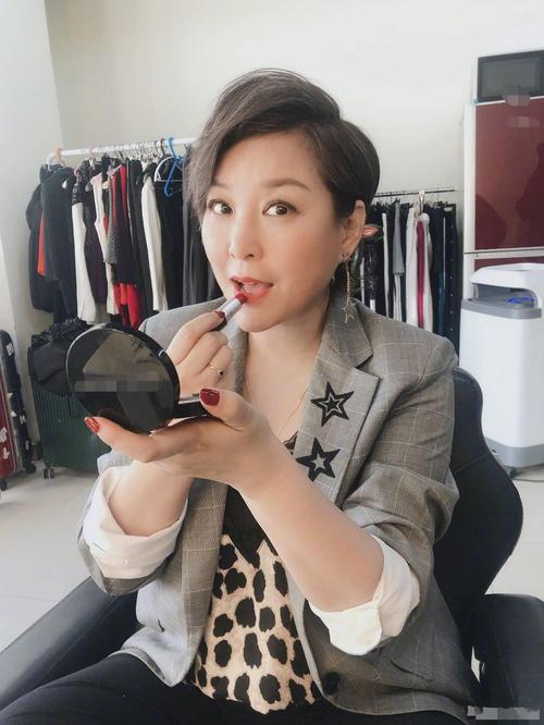 李静这些年经历了什么是怎么从知性女主持人走到被群嘲的地步的