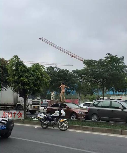 后车男司机行为异常,先是脱个精光爬上车顶乱舞,后来还跑到主车道裸奔