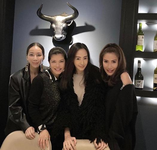 台湾第一千金关颖聚餐,母女同款姿势抢镜,富豪老公罕见露面